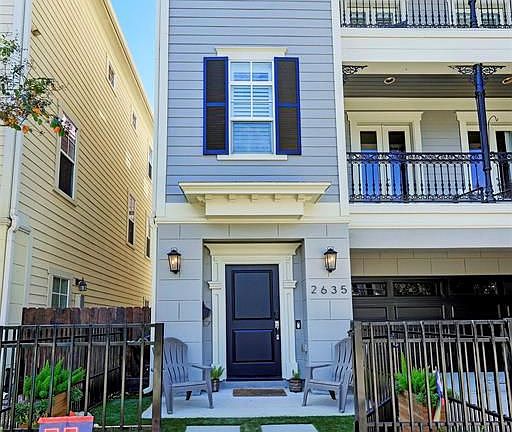 4th image of 2635 Ashland St