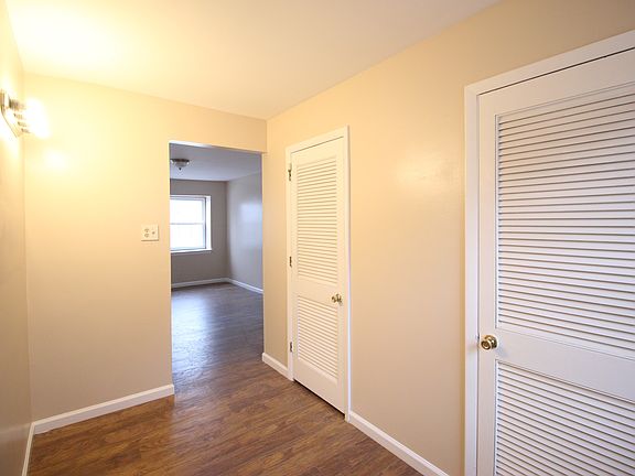 Double walk-in closet in MB