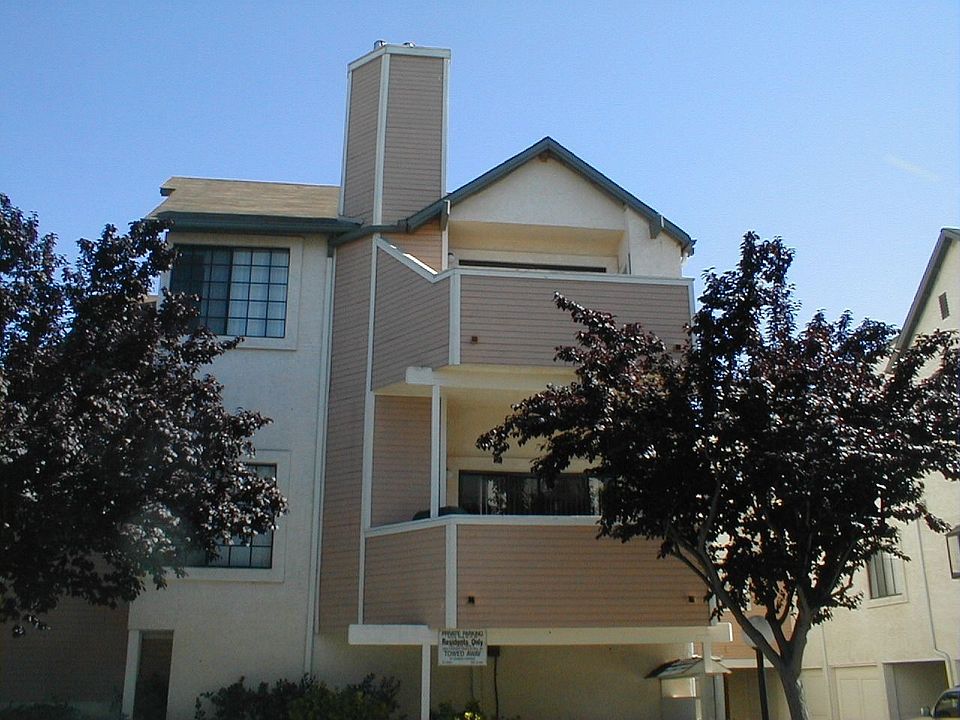 Single story end unit w/3BR/2BA