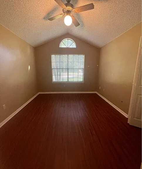 105 Carriage Dr #4 — Photo 4