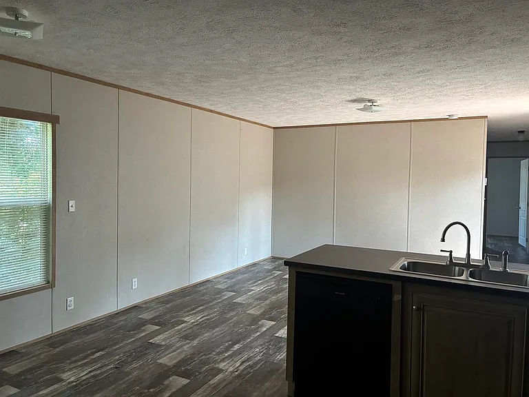 136 Ash St — Photo 2