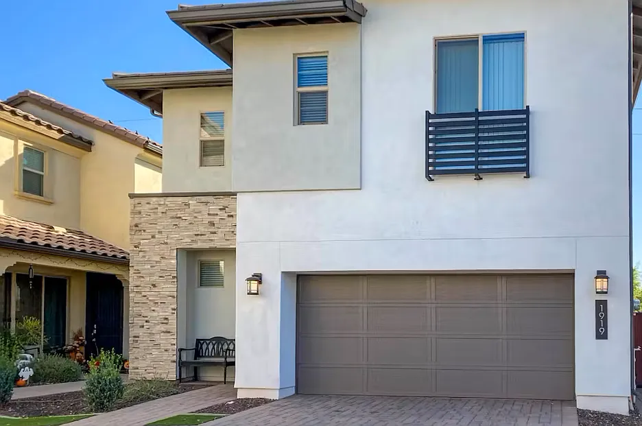 4 bed, 2.5 bath, 2147 sqft, $3,995 — Photo 1