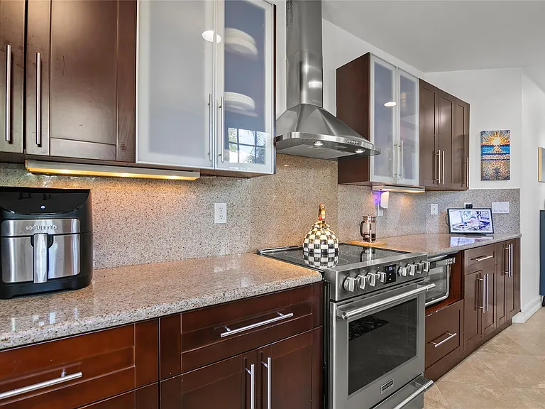 732 NE 15th Ave — Photo 7