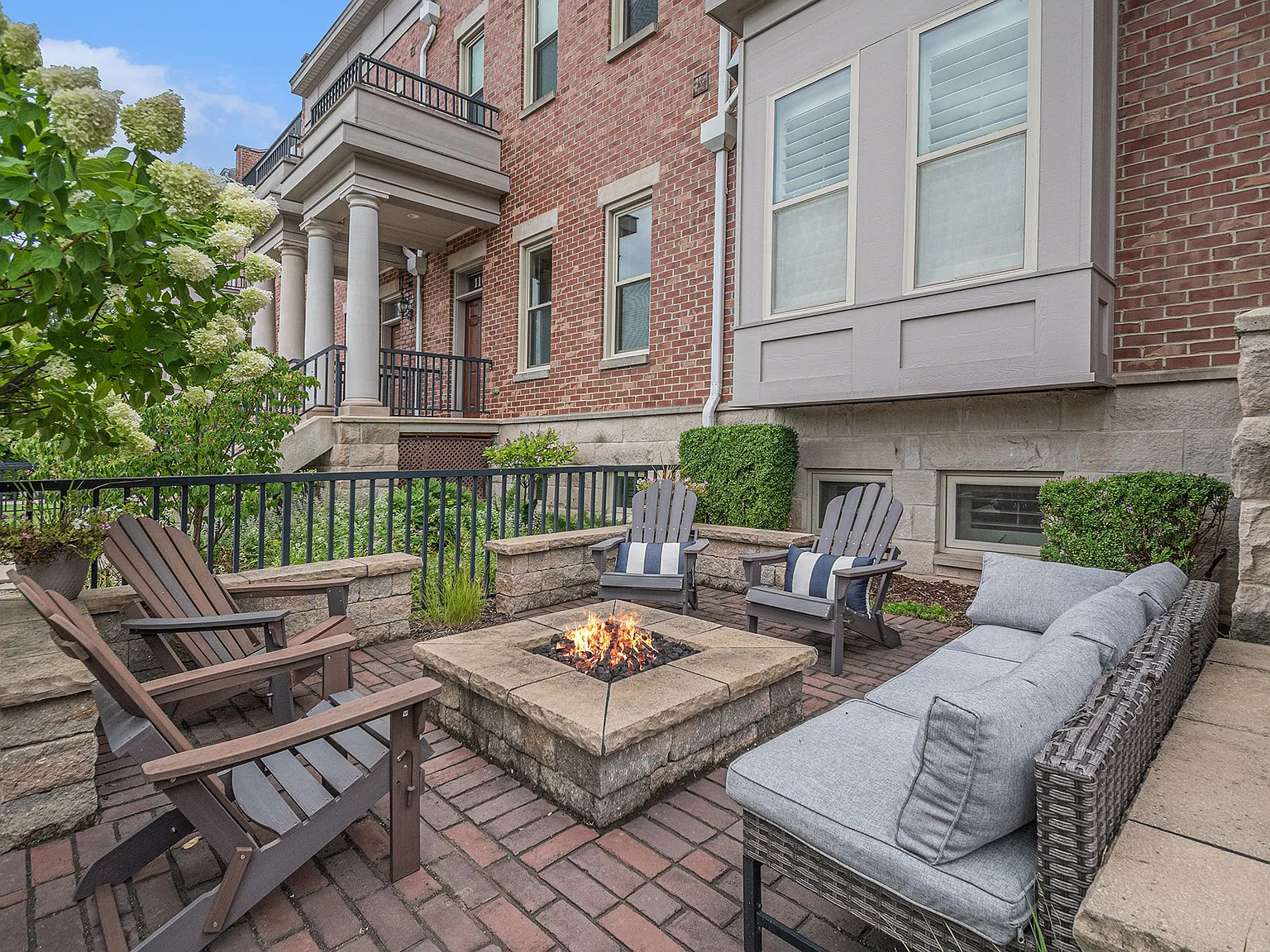 4 bed, 4.5 bath, 3096 sqft, $4,500 — Photo 3