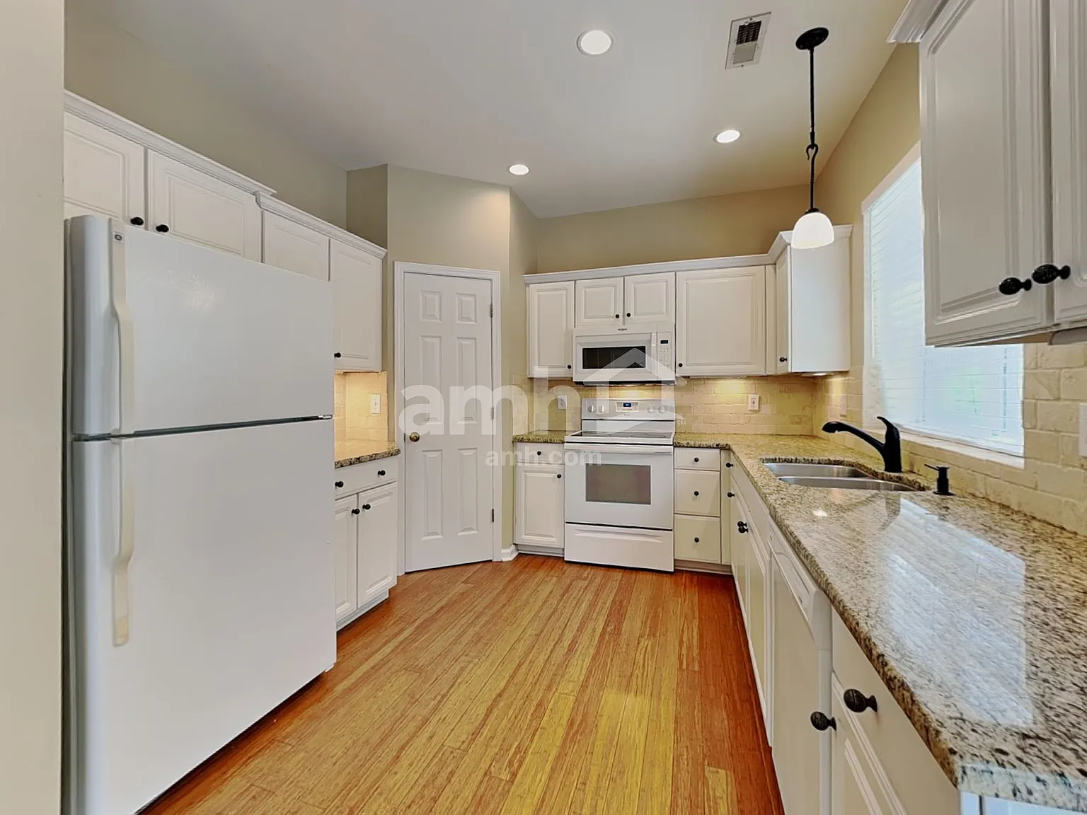 4 bed, 2.5 bath, 1948 sqft, $2,315 — Photo 3