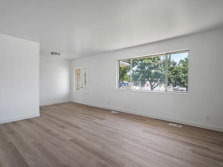11044 S Temple Dr — Photo 8