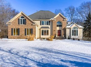 28 Chaucer Dr, Annandale, NJ 08801