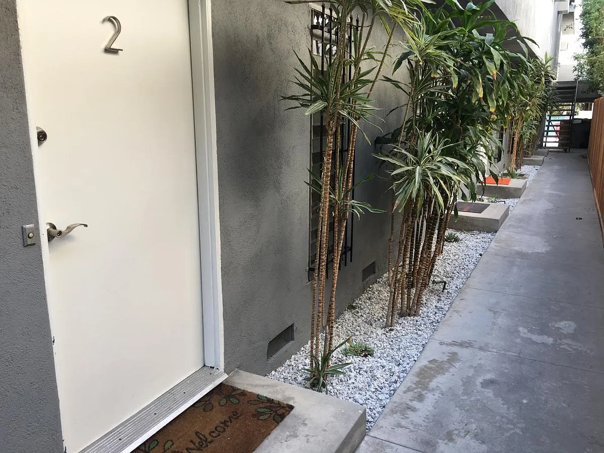 221 N Kenwood St — Photo 4