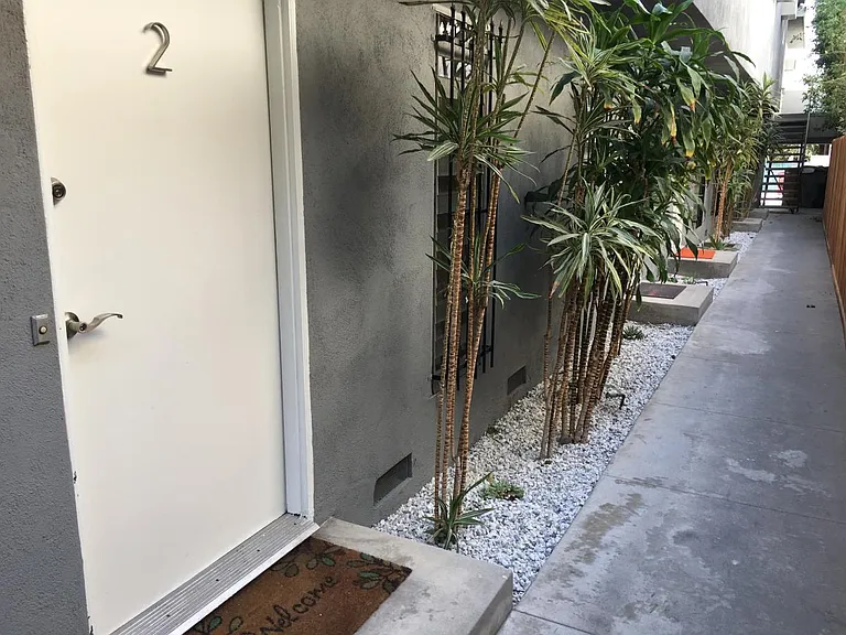 221 N Kenwood St — Photo 4