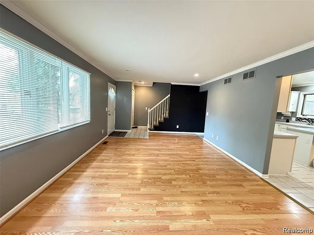 3 bed, 1.5 bath, 2132 sqft, $2,000 — Photo 3