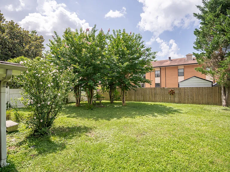 4 Orlando Dr — Photo 7