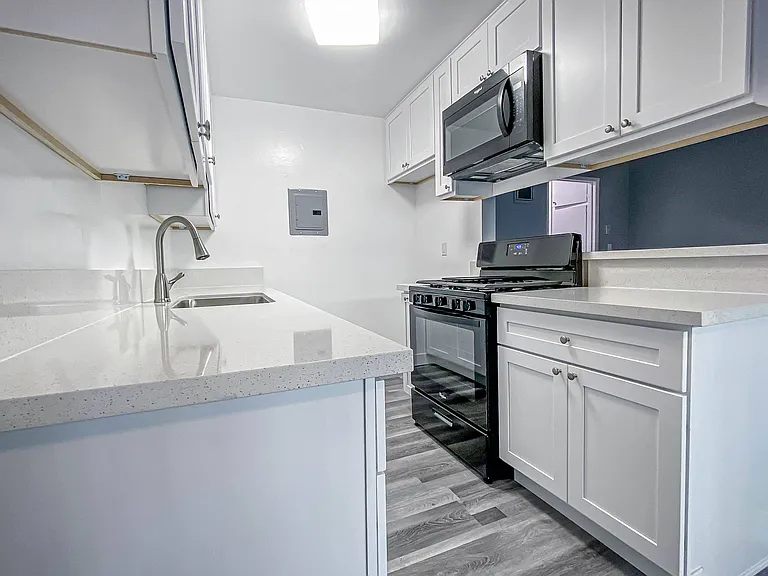 Cohasset Apartments — Photo 22