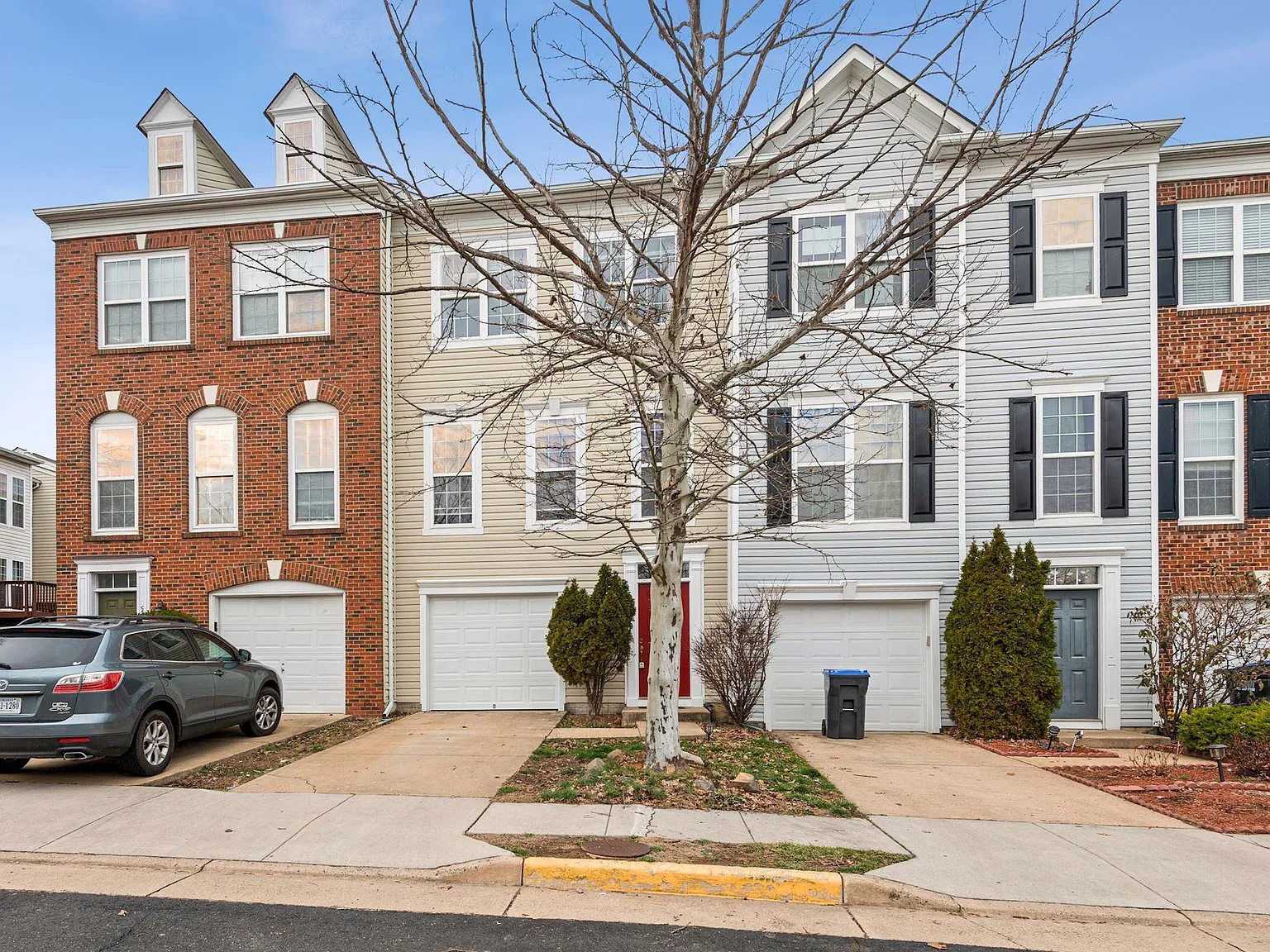 3 bed, 3.5 bath, 1831 sqft, $3,100 — Photo 2