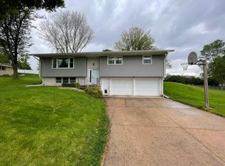 2473 Maplewood Dr, Dubuque, IA 52002