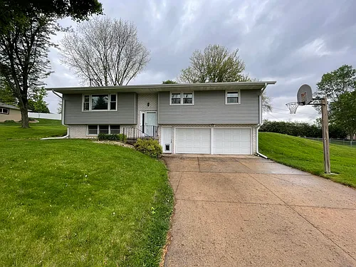 2473 Maplewood Dr Photo 1