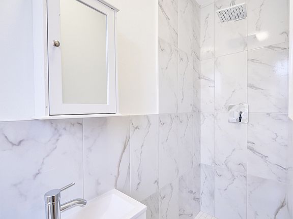 4th image of 153 Norfolk St APT 5D