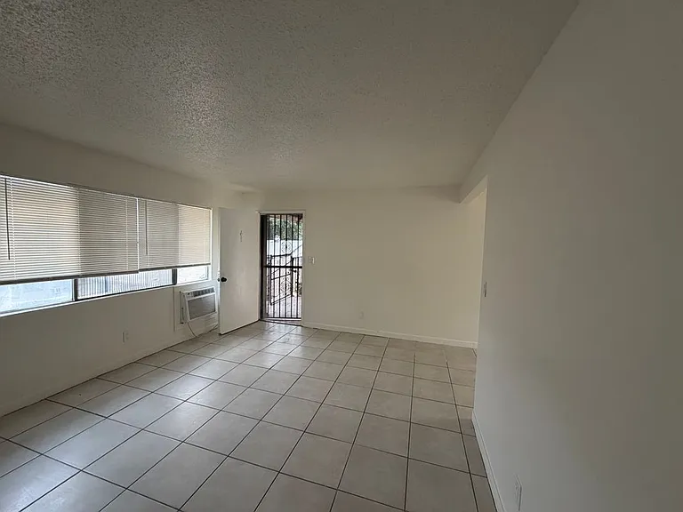 640 W 20th St #8 — Photo 3