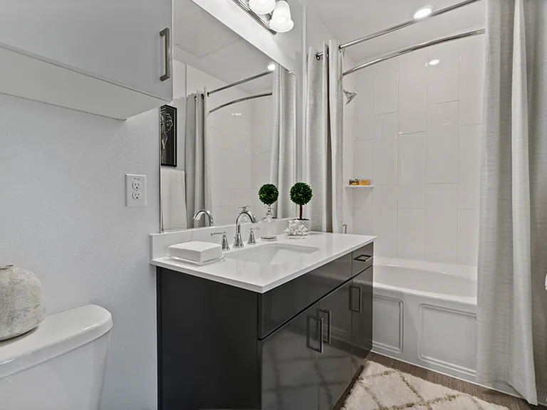 Luxe at Mercer Crossing — Photo 41