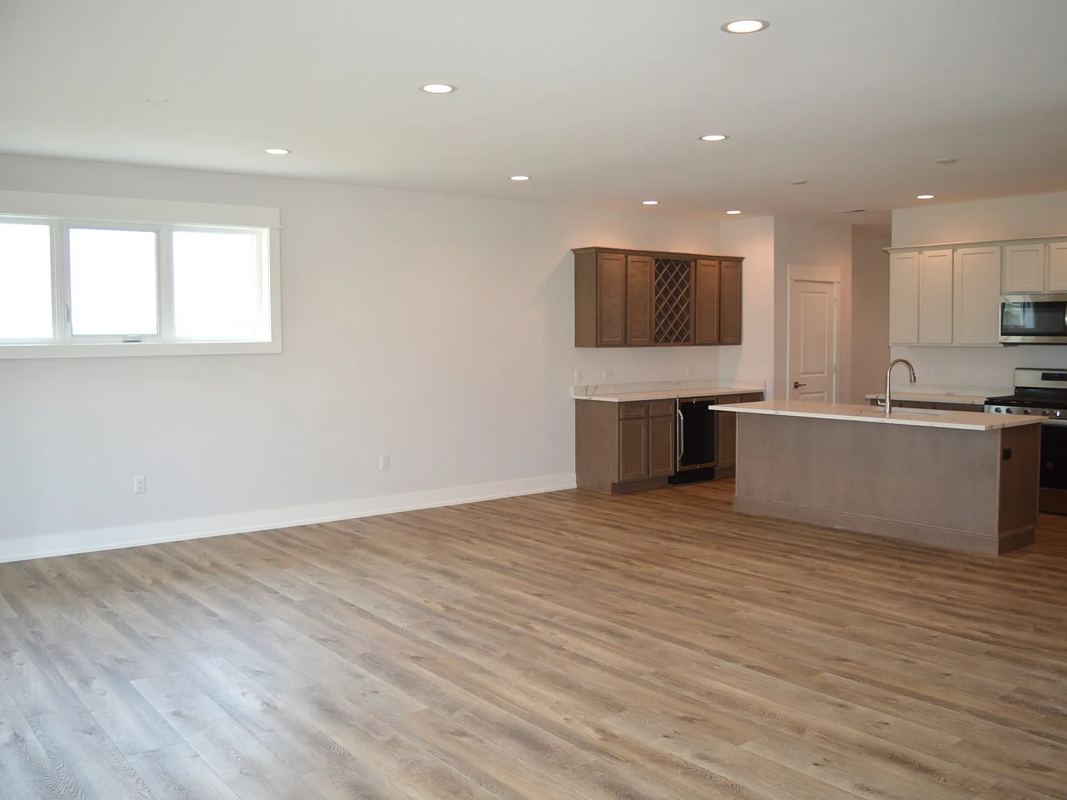 3 bed, 1854 sqft, $2,295 — Photo 3