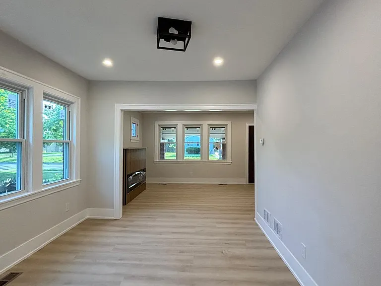247 S Oakland Grv — Photo 13