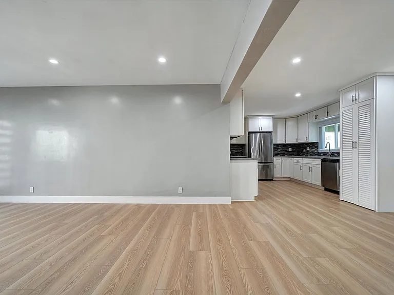 2040 S Sherbourne Dr — Photo 2