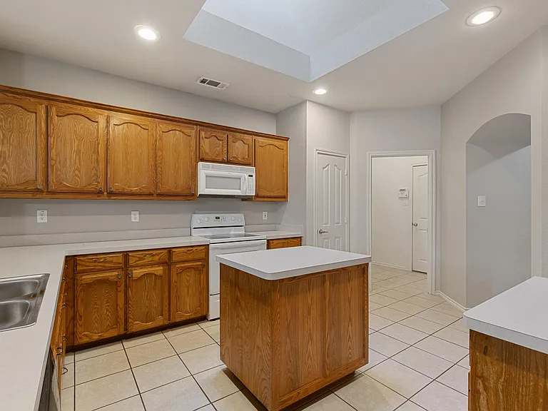 12913 Farmington Dr — Photo 7