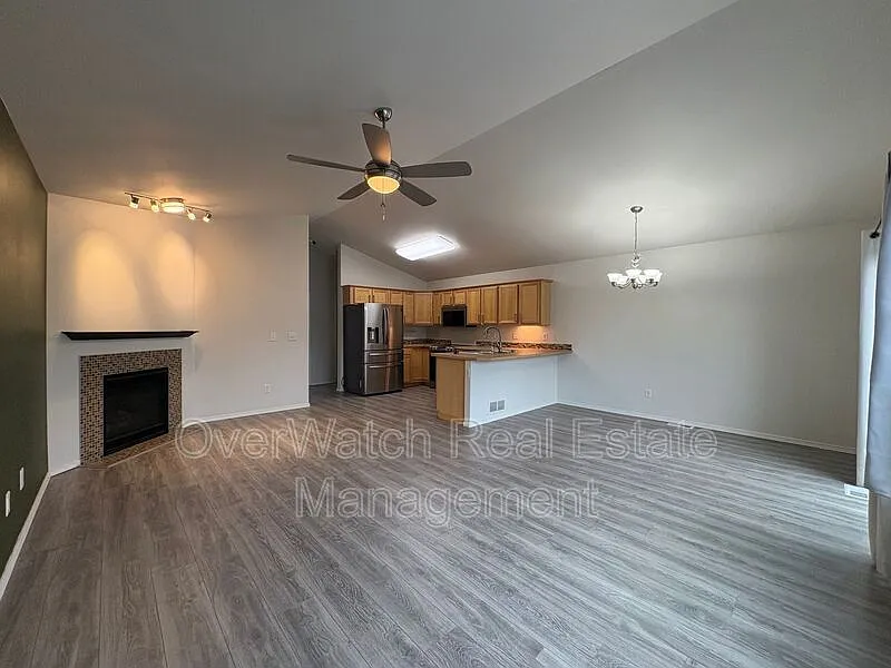 3 bed, 2.0 bath, 1439 sqft, $2,700 — Photo 3