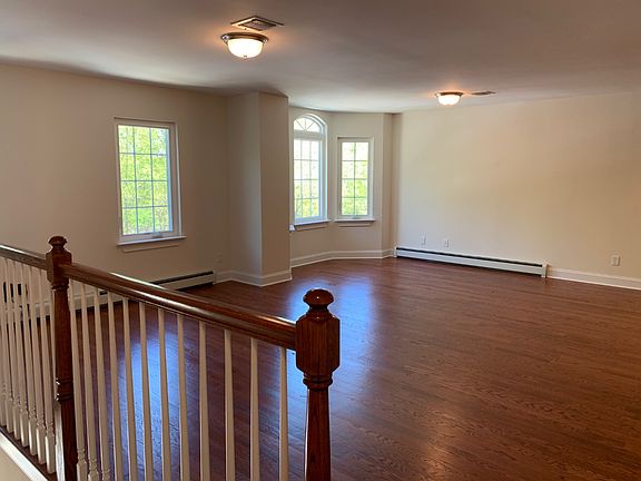 5th image of 35 Wiltshire Ln