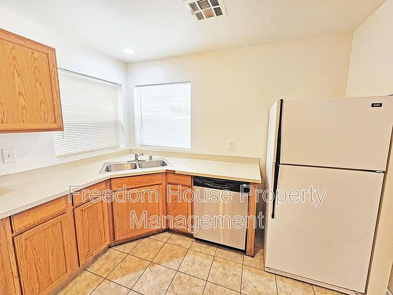 2341 E Calvada Blvd #2 — Photo 10