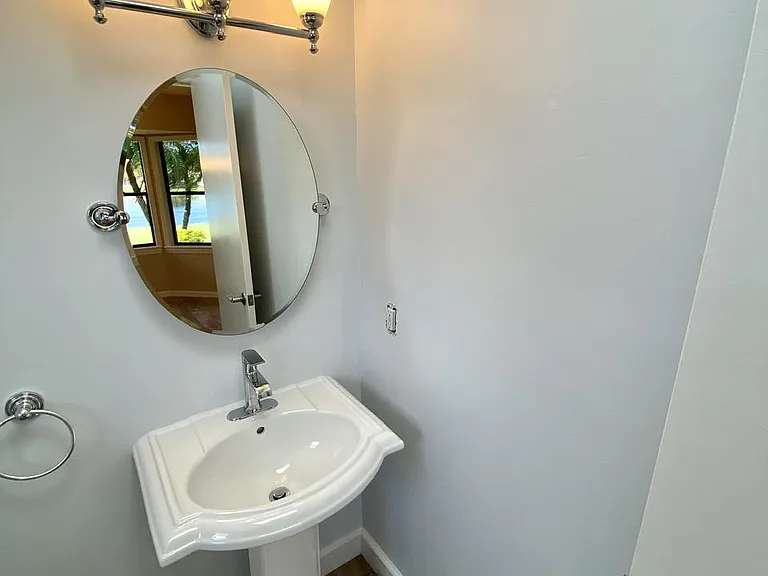 401 Crystal Lake Dr — Photo 32