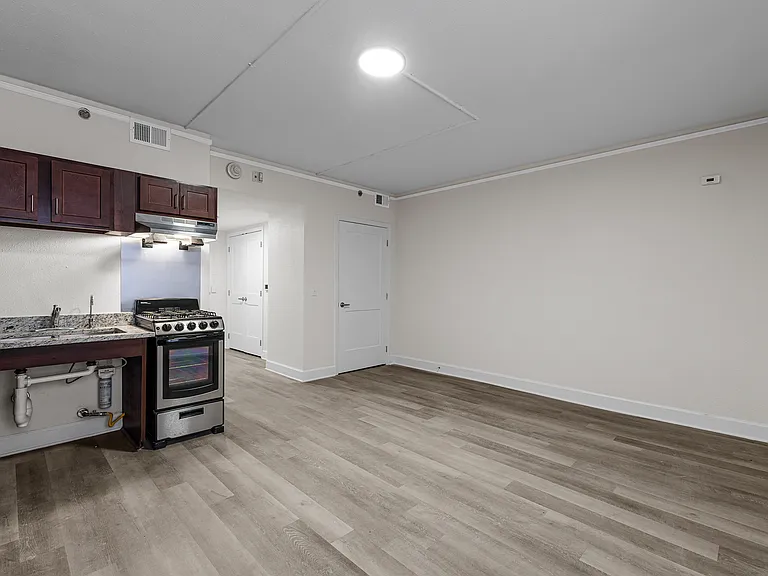 Fairmont Tower Apartments — Photo 17