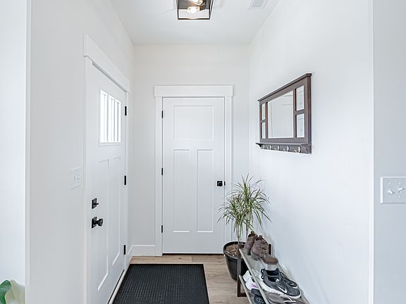 4th image of 1394 Fremont Ave