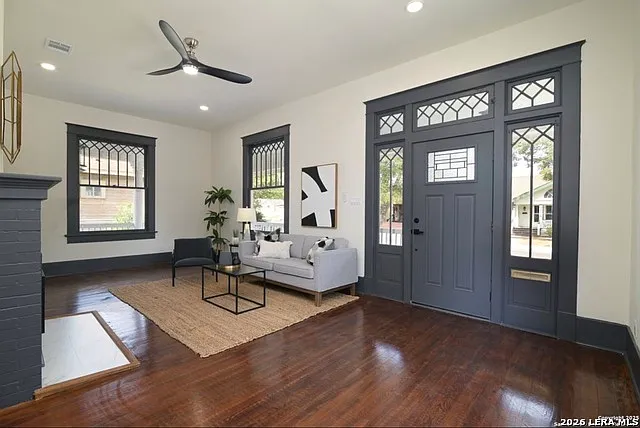 4 bed, 2.0 bath, 1930 sqft, $2,600 — Photo 3