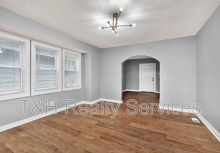 1927 N Dearborn St — Photo 8