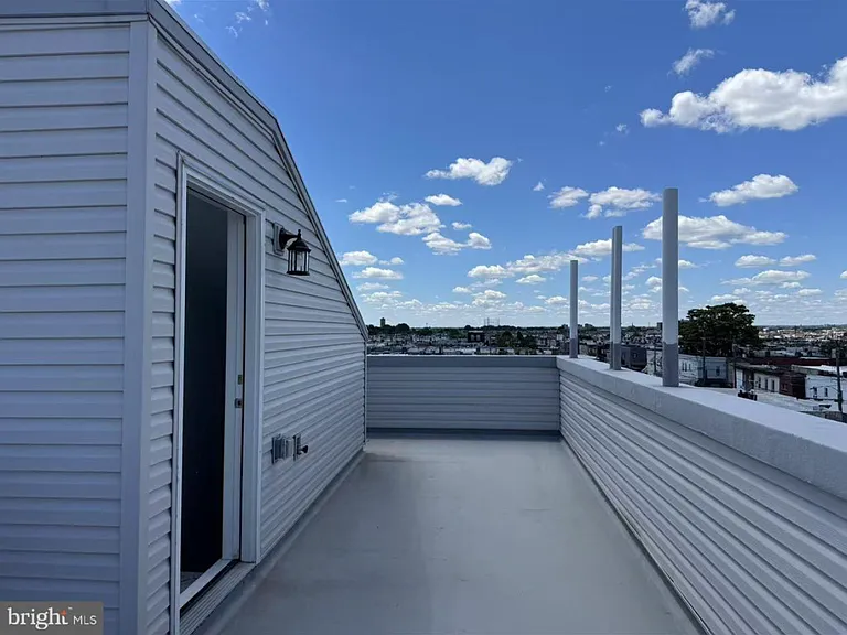 2611 S Marshall St — Photo 1