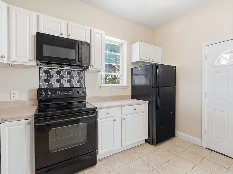 720 Gresham Pl NW — Photo 9