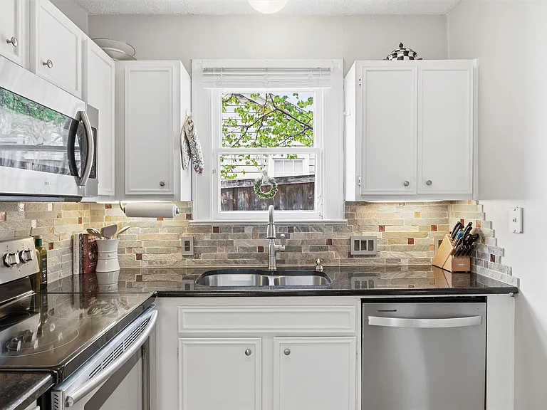1507 Wethersfield Rd — Photo 17