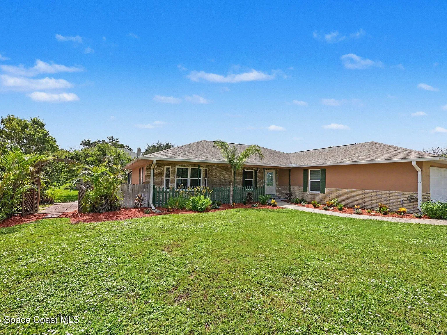 3 bed, 2.0 bath, 1826 sqft, $2,350 — Photo 3
