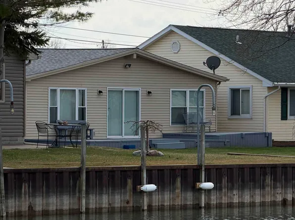 6326 Marina Dr, Algonac, MI 48001