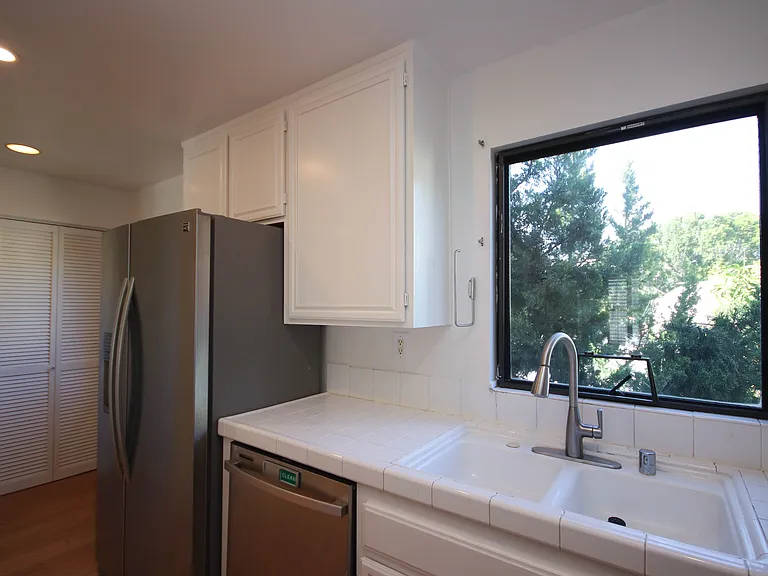 111 S Oak Knoll Ave #203 — Photo 8
