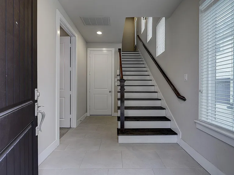 2724 Freund St — Photo 8