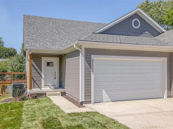 8260 Sunset Dr, De Soto, KS 66018