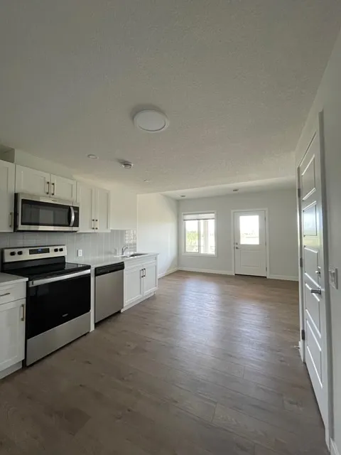 Bright walk out basement unit in Cochrane (L945) — Photo 3