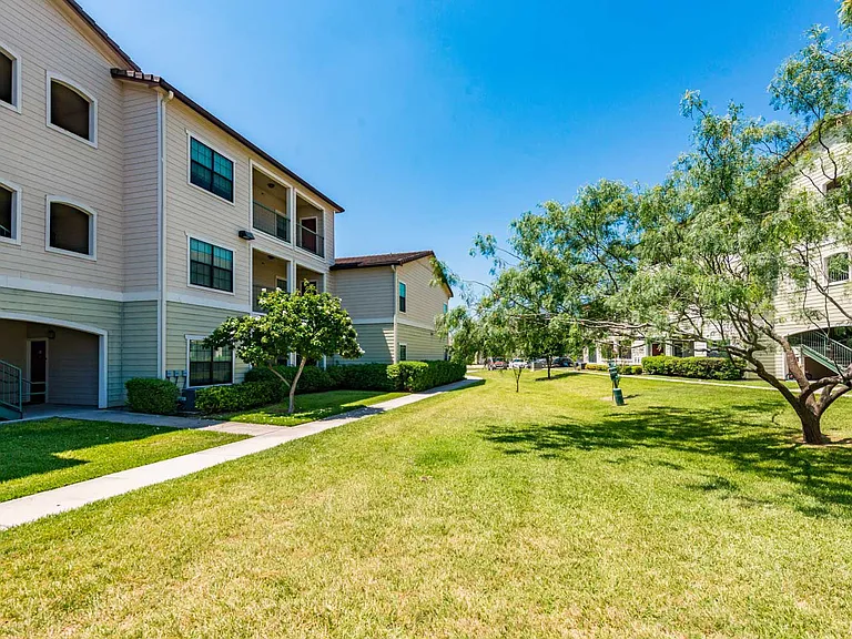 Plantation Apartments — Photo 37