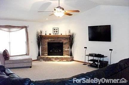 Family room : Beautiful brick gas fireplace, cathedral ceilings