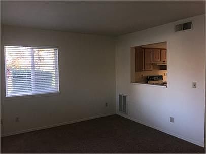 2nd image of 2538 Siskiyou Blvd