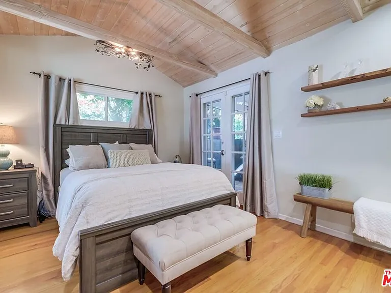 21447 Providencia St — Photo 49