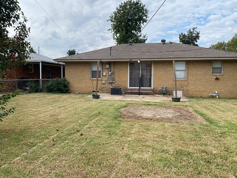 5704 N Roff Ave — Photo 2