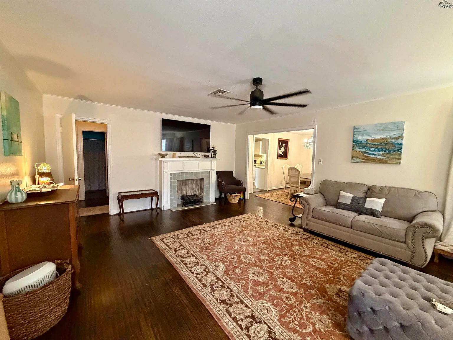 4 bed, 2.0 bath, 2234 sqft, $2,150 — Photo 2