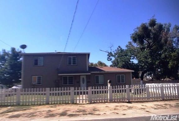 Large front yard with picket fence